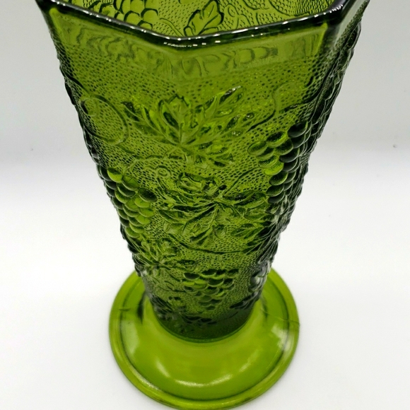 Vintage Anchor Hocking Avocado Green Glass Vase with Grapes and Leaves texured - Picture 5 of 10